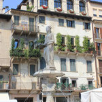 La fontaine de la place du marché en italien Piazza Erbe (place des herbes)