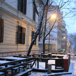 Notre rue avec ses restaurants ou bars dont les terrasses sont désertées à cette époque