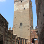 Le Castel Vecchio avec dans toutes ses meurtrières des pigeons 