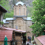 Le monastère Saint andré, avec son église (du 14ème siècle) coincée entre la roche et le restaurant pour les promeneurs en quête de nourritures spirituelles ou autres...