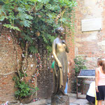 Cette maison devient un musée dédié à l'oeuvre de Shakespeare en 1905. La statue de Juliette
