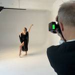 Studio-Fotoworkshop – Teilnehmer fotografiert Model vor cleanem Hintergrund