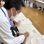 材料の薬品を混ぜ合わせます！