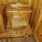 Art.-Nr. 1020, Schlafzimmer, Kiefer-Vollholz, Kleiderschrank 250x170x57, Schrankaufsatz 250x60c57, Doppelbett 200x200, 2 Stück Nachtkästchen, Gesamtpreis 550,00 Euro