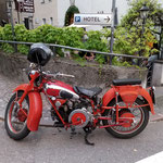 Motorrad am Hotel in Meran