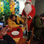 Der Nikolaus verteilt kleine Schoko-Geschenke