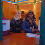 Pflegepädagogin Sandra Bonneschky und Auszubildende Christelle (S'24) an der Punschbar