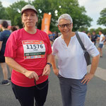 Oberin Mary-Ann Bauer, bereit zum Anfeuern, mit PDL Tanja Groh