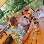 Sonnensegel über den Sitzbänken lieferten den nötigen Schatten