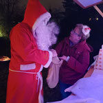 Der Niklaus besucht Irmtraud Vinders an ihrer Weihnachtsbude