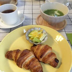 手づくりのサイドメニューは、ほうれん草のカレースープと季節の野菜サラダ、干しショウガ入りケニアティー！