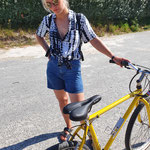 Laura ist nicht sehr begeistert von ihrem Rad