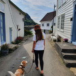 Jessy und Eddie im kleinen norwegischen Dorf Sogndalstrand