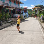 Jessy in den Straßen von Sagada