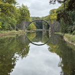 Die Rakotzbrücke (Teufelsbrücke) im Kromlauer Park in Gablenz