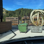 Herbstzeit = Friedhofszeit, Müllcontainer wechseln