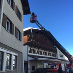 Postamtsgebäude Eiszapfen brechen mit Drehleiter FF Lech