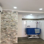Rénovation d'un salon de toilettage à Saint Laurent du Var - Les coins douche et bureau après