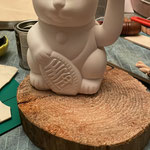 Inspiriert vom Titelfoto der Chatgruppe bastel ich unser Tennisbuddhawinkekatzenmaskottchen.