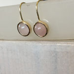 Oorbellen geelgoud 14krt met rosequartz
