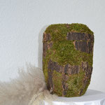 Urne aus Moos und Baumrinde