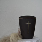schwarze Urne mit Kreuz und Dekorband