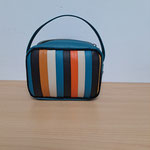 Petite pochette en simili cuir couleur dominante bleu canard
