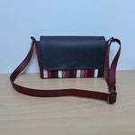 Sac modèle Brigitte couleur dominante rouge et rabat noir