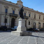 Sulmona (AQ). Piazza con statua di Ovidio