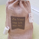 <font size="5"><b>Flaschenverpackung mit individuellem Etikett (geplottet)</b></font><br /> <font size="3">ca. 10 €</font>