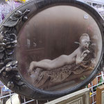 Photographie et cadre ovale ancien enfant allongé nu