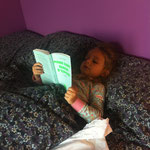 Lili-Rose a appris à lire "toute seule".  Nous répondions juste à ses questions. Ici à 3 ans, elle joue à lire.