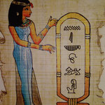 Beispiel: Der Name "Nicole" in Hieroglyphen (für eine Kinderveranstaltung wurde in diesem Fall eine Karte mit Papyrusdesign verwendet)