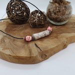 collier perle raku, + 2 perles porcelaine fleurs rouges - 4 anneaux strass rouges - longueur 47 cm + 7 cm de chaîne rallonge. Prix 35 €
