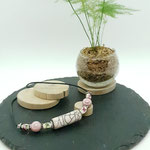 collier perle raku, + 2 perles faïence rose et 4 perles porcelaine fleurs roses - longueur 47 cm + 7 cm de chaîne rallonge. Prix 35 €