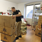 Die Zügelkisten mit den schweren Büchern werden transportiert.