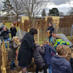 Der erste Baum im Schulgarten wurde vom Oberbürgermeister gepflanzt