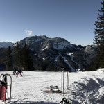 ... über die wir schließlich ins Tal abfuhren. Vorsicht: Wenn man rechterhand eine Skiüberführung erreicht, heißt es die Piste zu verlassen, um zum Parkplatz zurückzukommen