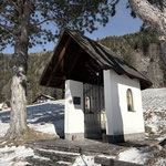Vorbei an einer kleinen Kapelle...