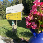 Die Beschilderung führte uns am Ende der Siedlung...