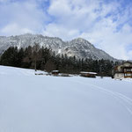 Gleich bei der ersten Gelegenheit wandten wir uns nach links der Grafenwiese zu und schnallten die Skier an