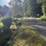 Nachdem wir das Landhotel Gressenbauer passiert hatten, verlief der Weg ein Stück durch eine Wohnsiedlung und weiter entlang der Asphaltstraße bergwärts
