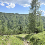 In dem Tal, das nun vor uns liegt, befindet sich die Hochmölbinghütte. Gegenüber ist der Wörschacher Raidling zu sehen