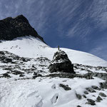 Zunächst flach über schneebedeckte Felsen...