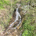 Es dauerte nicht lange und die Forststraße machte direkt bei diesem Wasserfall eine Kehre