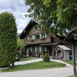 Auf der Alm gibt es auch ein Gasthaus - dieses hatte gerade noch geschlossen,...