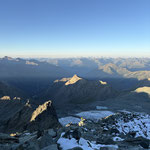 Während die umliegenden Berge immer schöner vom Morgenlicht bestrahlt wurden, konzentrierten wir uns an den Abstieg über den versicherten Steig