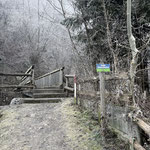 Gleich nach wenigen Metern geht es nach rechts und über eine kleine Brücke