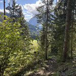 Die Mautstraße ist bereits zu sehen, über die wir den letzten Teil des Abstieges zurücklegen würden