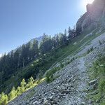 Nach einem kurzen Anstieg durch den Wald erreichten wir dieses Geröllfeld, welches über einen gut erkennbaren Pfad zu queren ist